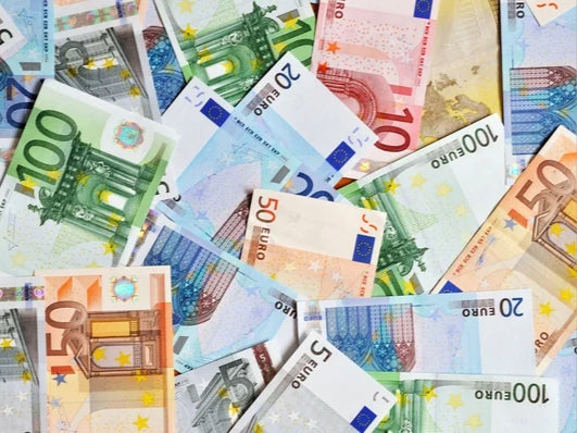 Plusieurs billets de monnaie en euros sur une table