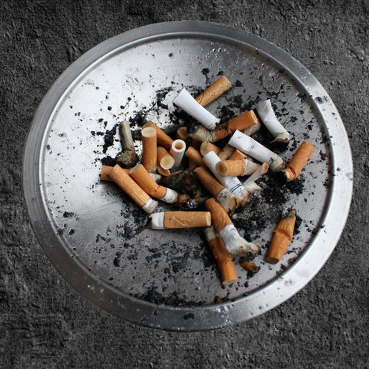Un cendrier remplis de mégots de cigarettes