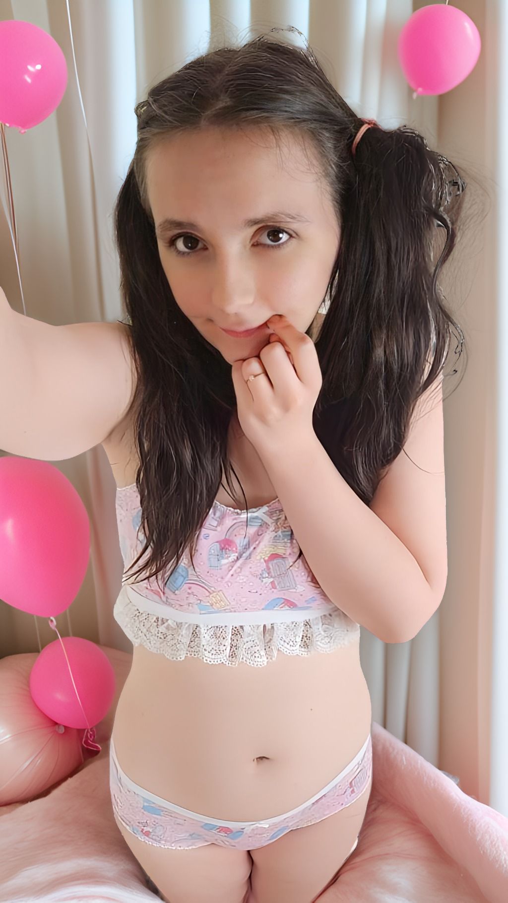 Une jeune fille en lingerie rose pose avec confiance pour une photo, mettant en avant sa personnalité et son style. Elle porte des sous vêtement kawaii rose