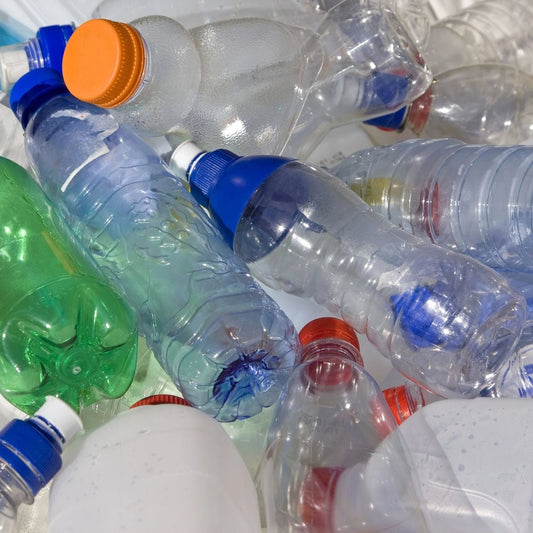 Des bouteilles en plastique recyclées pour créer de nouveaux produits, illustrant l'importance du recyclage.
