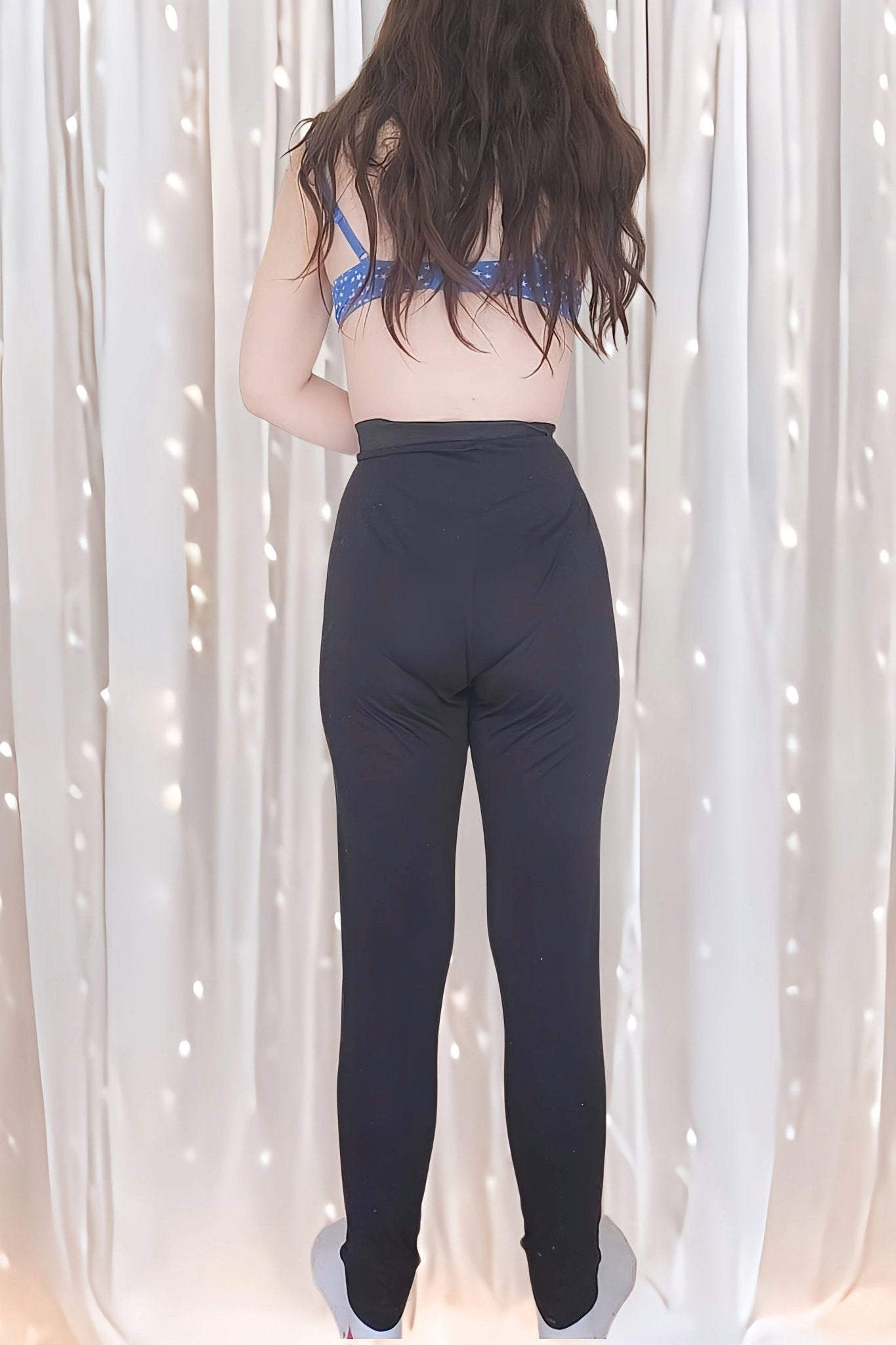 fille dans un pantalon noir