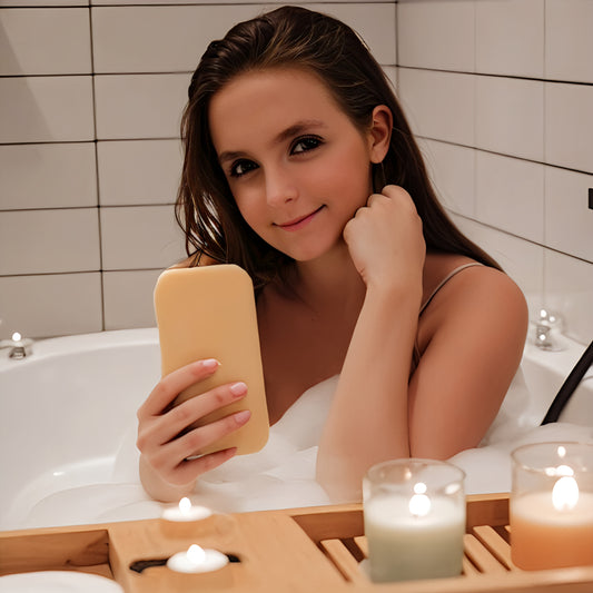 Une femme séduisante dans une baignoire, tenant un savon, entourée de bulles et de lumière douce, créant une ambiance intime.